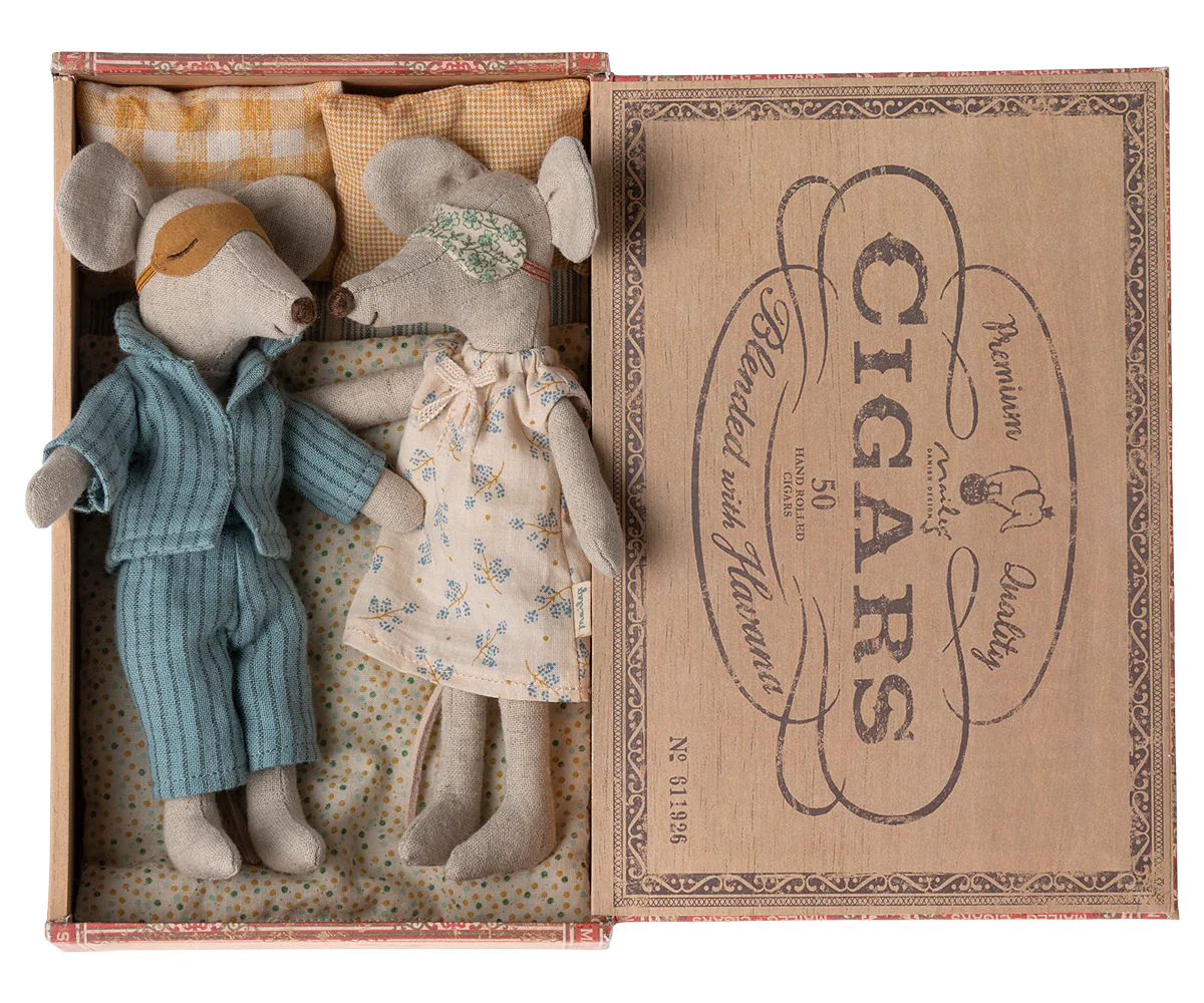 Mum & Dad in Cigarbox