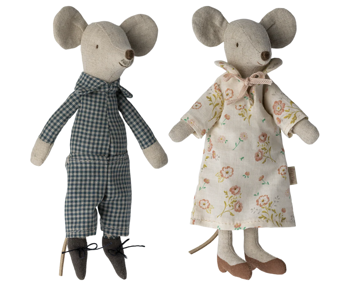 Grandma and Grandpa Mice in Cigar Box