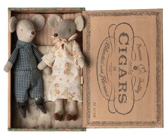 Grandma and Grandpa Mice in Cigar Box (retired)