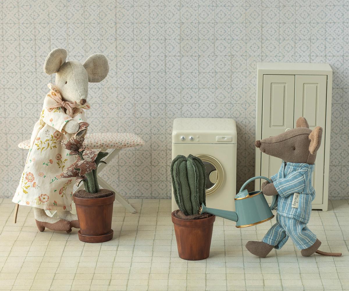 Iron & Ironing Board (Mouse)