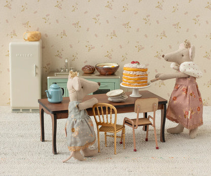 Party Cake & Stand - Off White (Mouse)