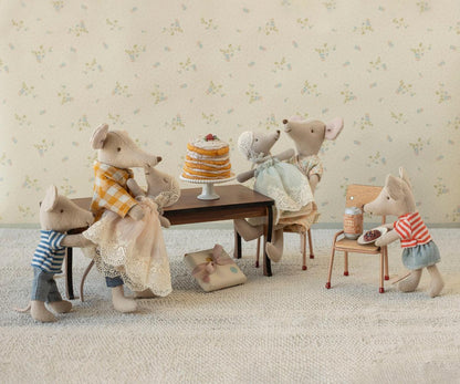 Party Cake & Stand - Off White (Mouse)