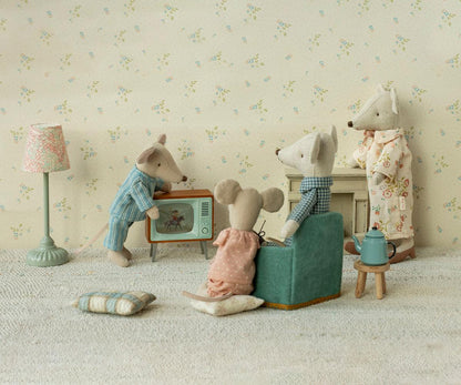 Grandma and Grandpa Mice in Cigar Box