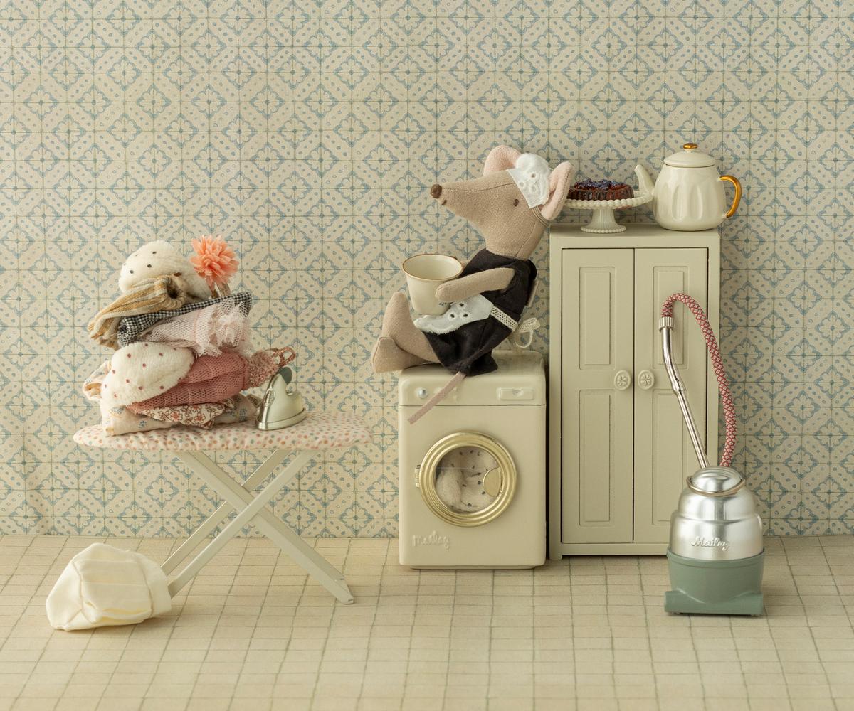 Iron & Ironing Board (Mouse)