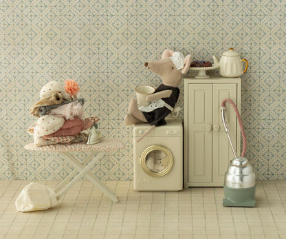 Iron & Ironing Board (Mouse)