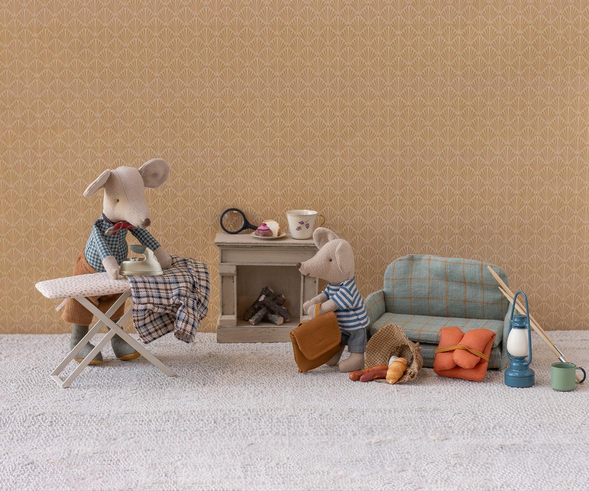 Iron & Ironing Board (Mouse)