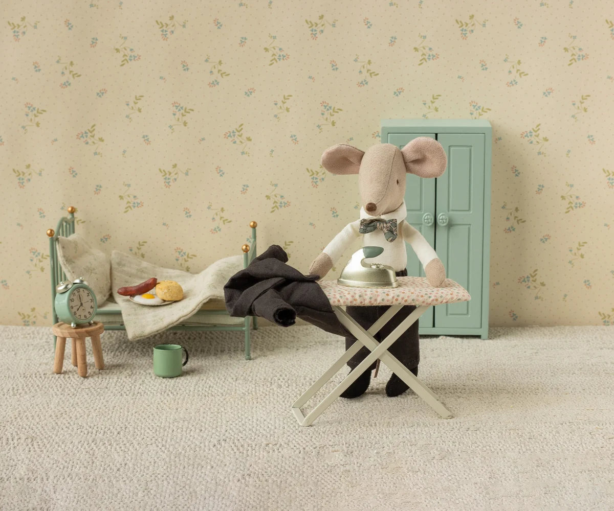 Iron & Ironing Board (Mouse)