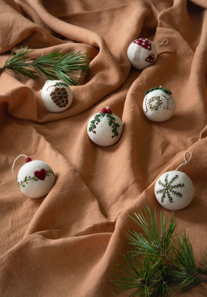 Ornament - Christmas Bauble - White with Heart & Garland